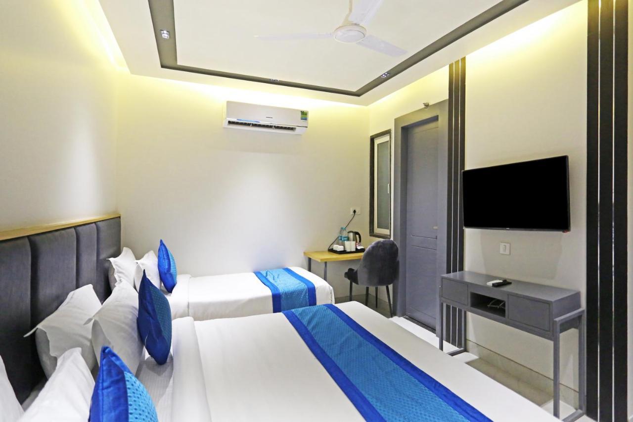 Hotel Apple Villa - Near Delhi Airport With Free Airport Transsfer New Delhi Buitenkant foto